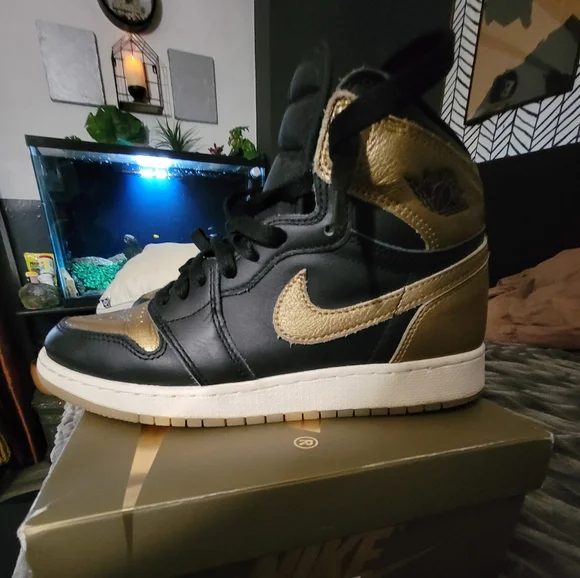 Air Jordan 1 Retro High OG'Metallic Gold